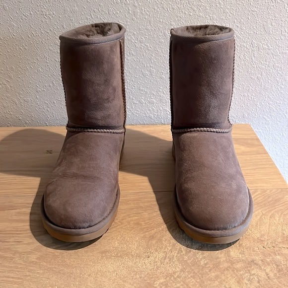 UGG Classic Short ll Size 8 - Picture 2 of 6